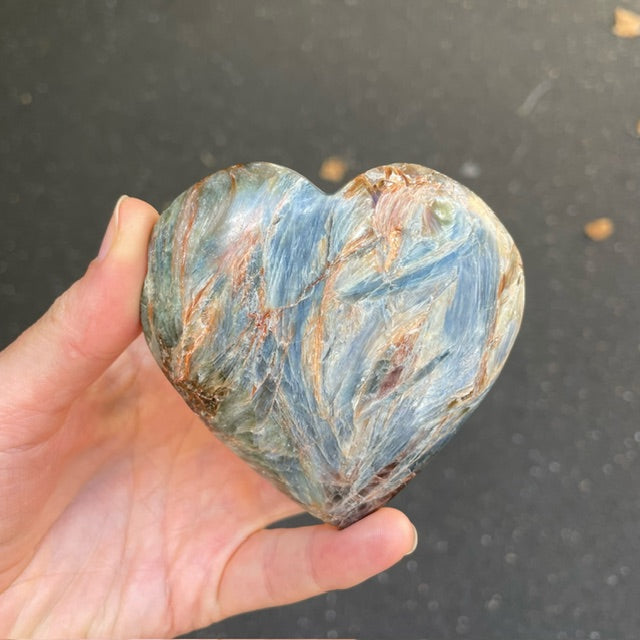 Kyanite | Heart Carving | Meditation & healing | Crystal Heart Melbourne Australia since 1986